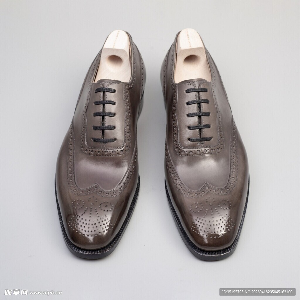 精致银灰色系带皮鞋