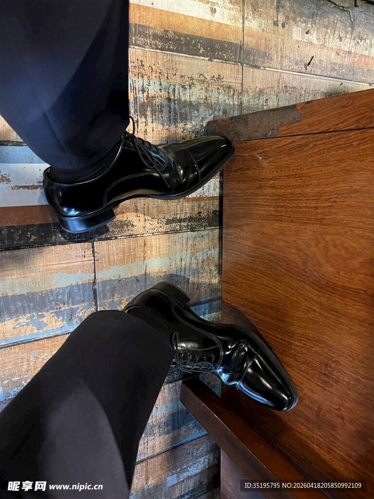 皮鞋展示于复古背景上