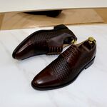 棕色时尚皮鞋展示