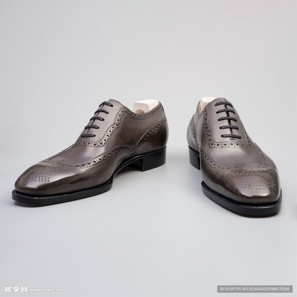 银色系带皮鞋展示