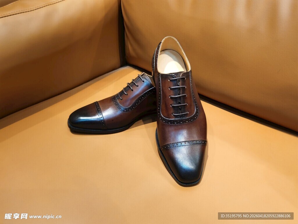 沙发上的精致男士皮鞋