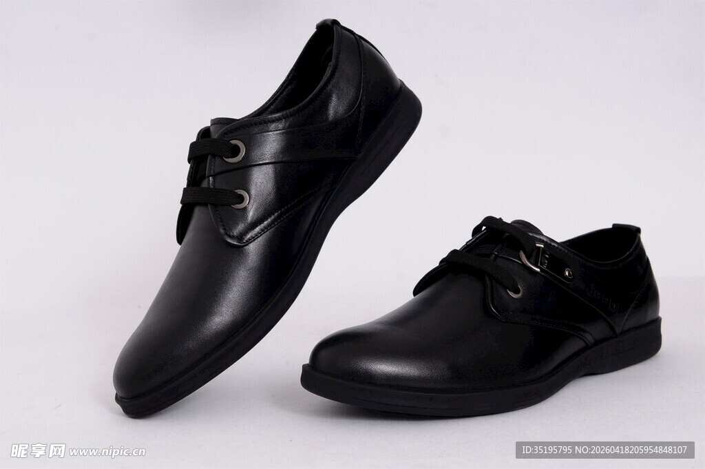 黑色系带皮鞋展示