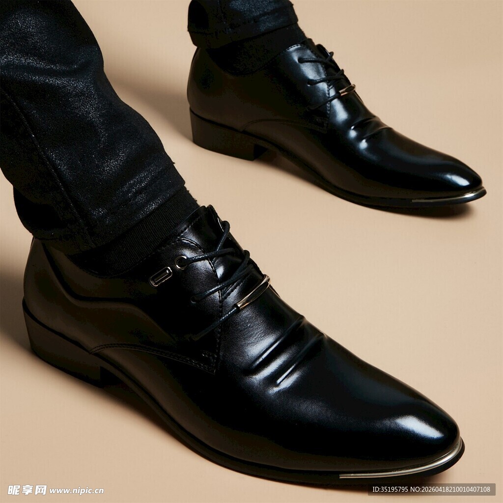 男士黑色系带皮鞋特写