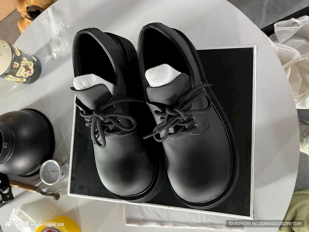 黑色系带皮鞋展示