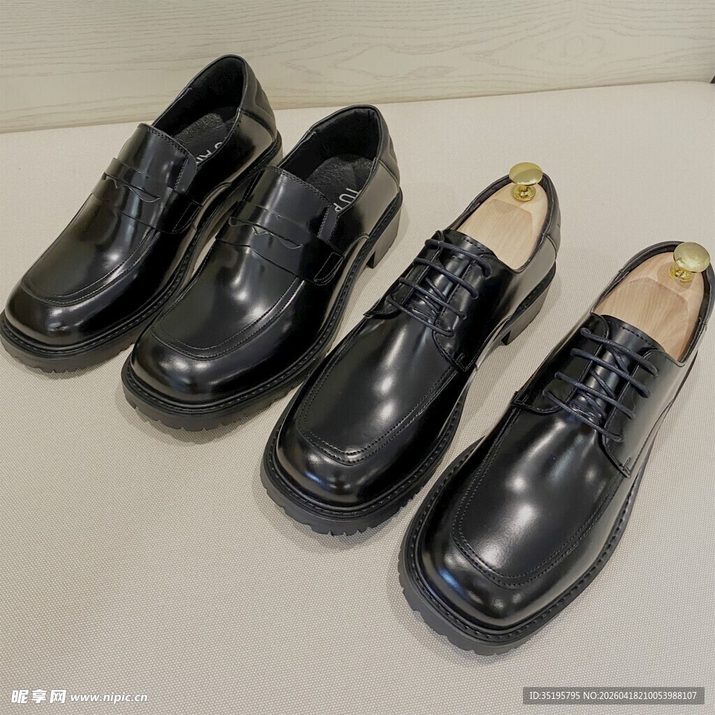 黑色系带皮鞋展示