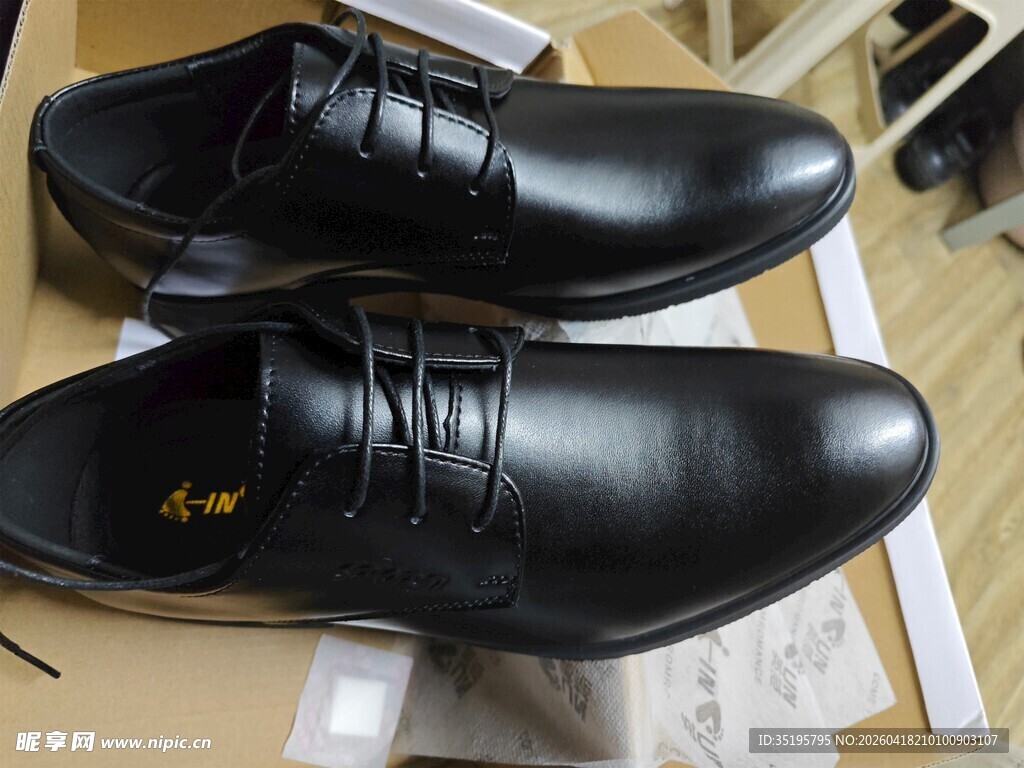 黑色系带正装皮鞋展示