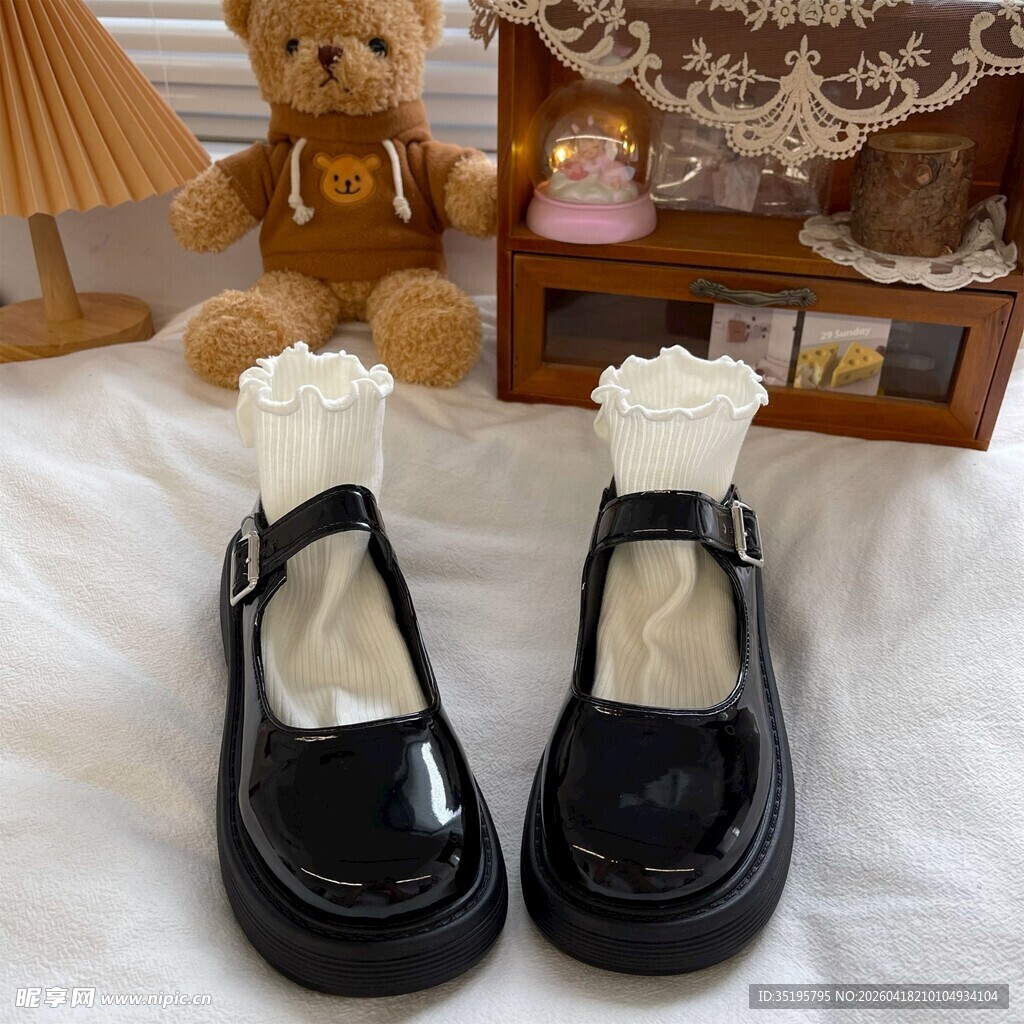 可爱黑皮鞋搭配白色袜子