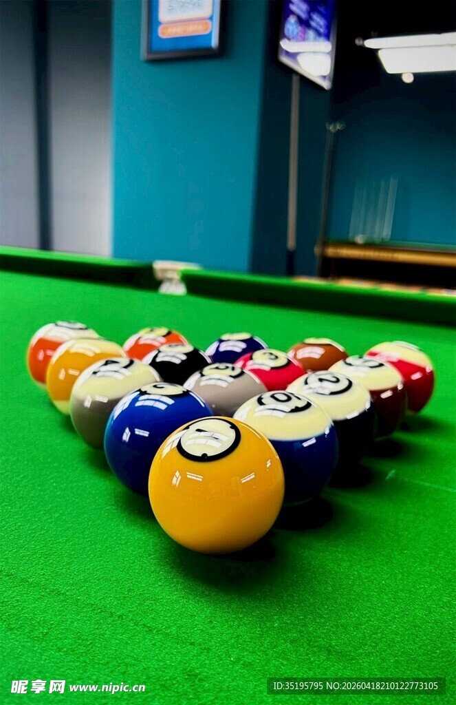 台球桌上色彩缤纷的台球
