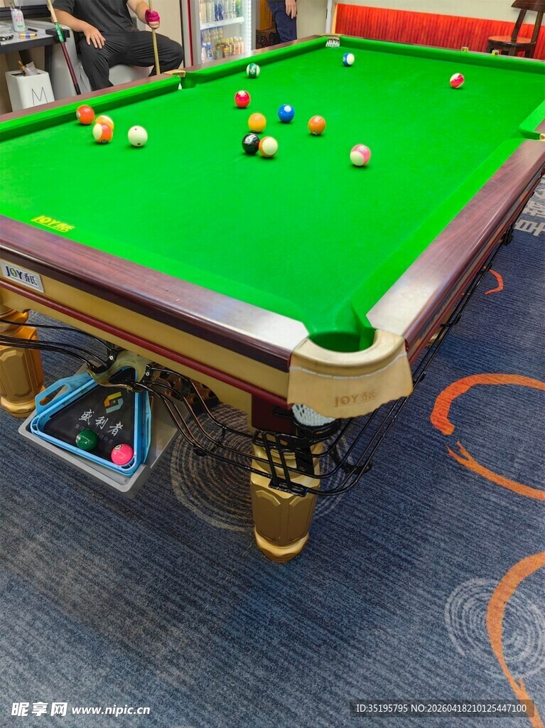 豪华台球桌多彩台球摆放