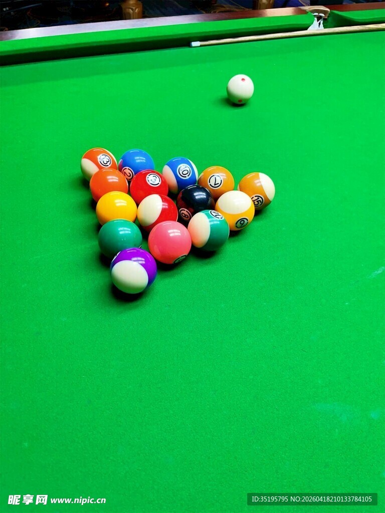 台球桌上多彩的球阵
