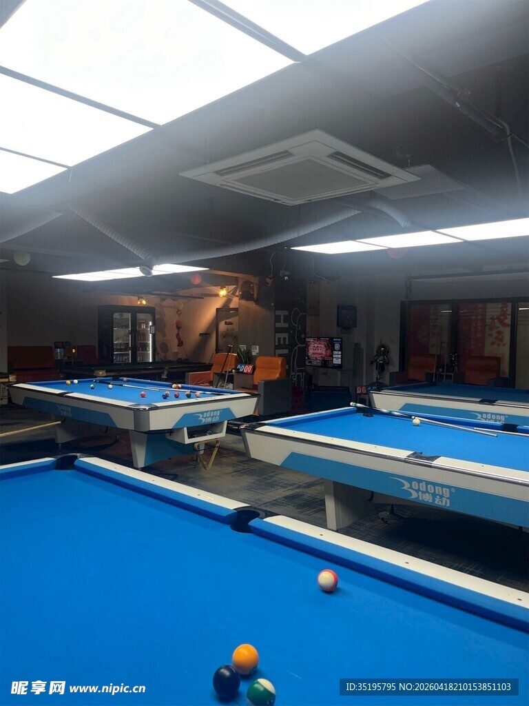 室内台球场景