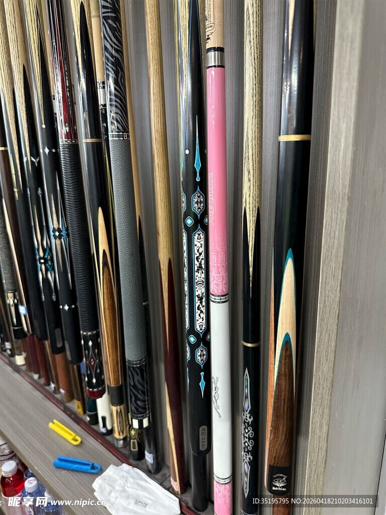 多样鱼竿整齐陈列