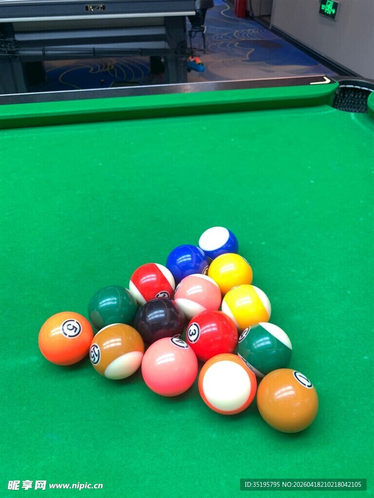 台球桌上多彩台球球堆