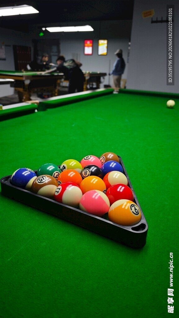 台球桌上色彩缤纷的台球