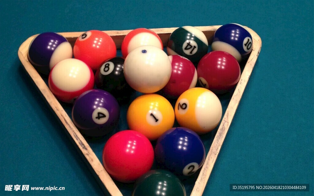 三角框中的多彩台球