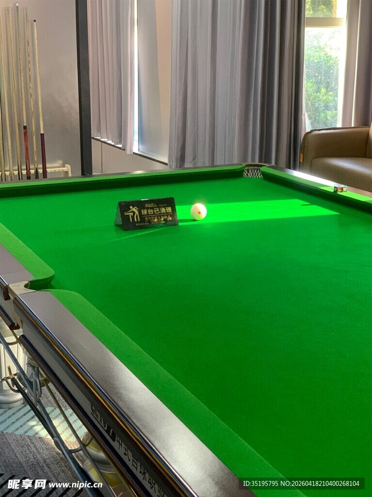 室内整洁的台球桌场景
