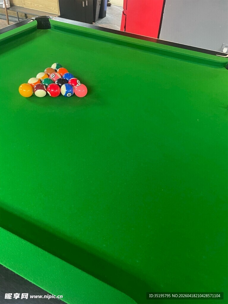 绿色台球桌与多彩台球