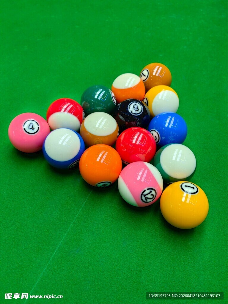 彩色台球摆放在绿色台面上