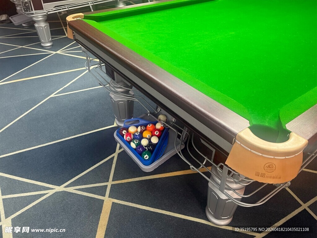 台球桌与彩色台球场景