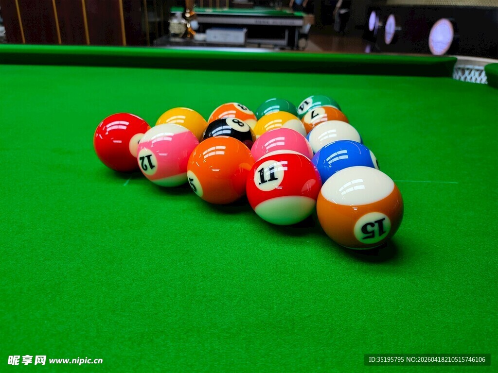 多彩台球排列在绿色台布上