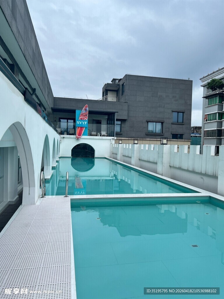 现代建筑旁的清澈泳池
