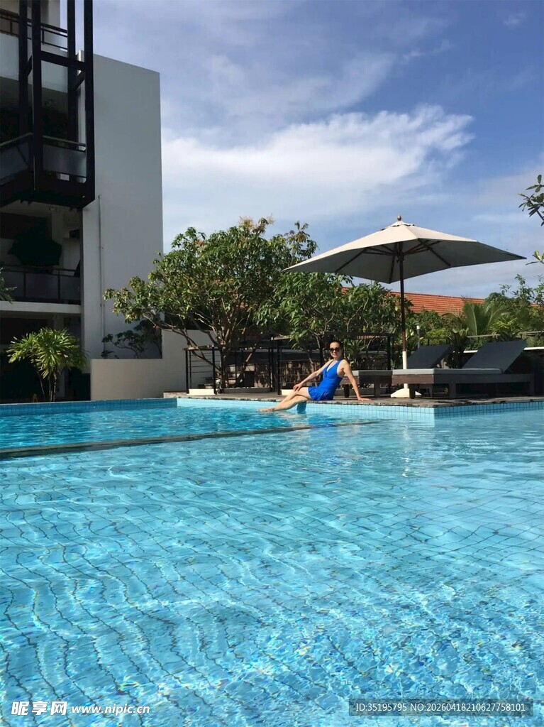 泳池休闲时光