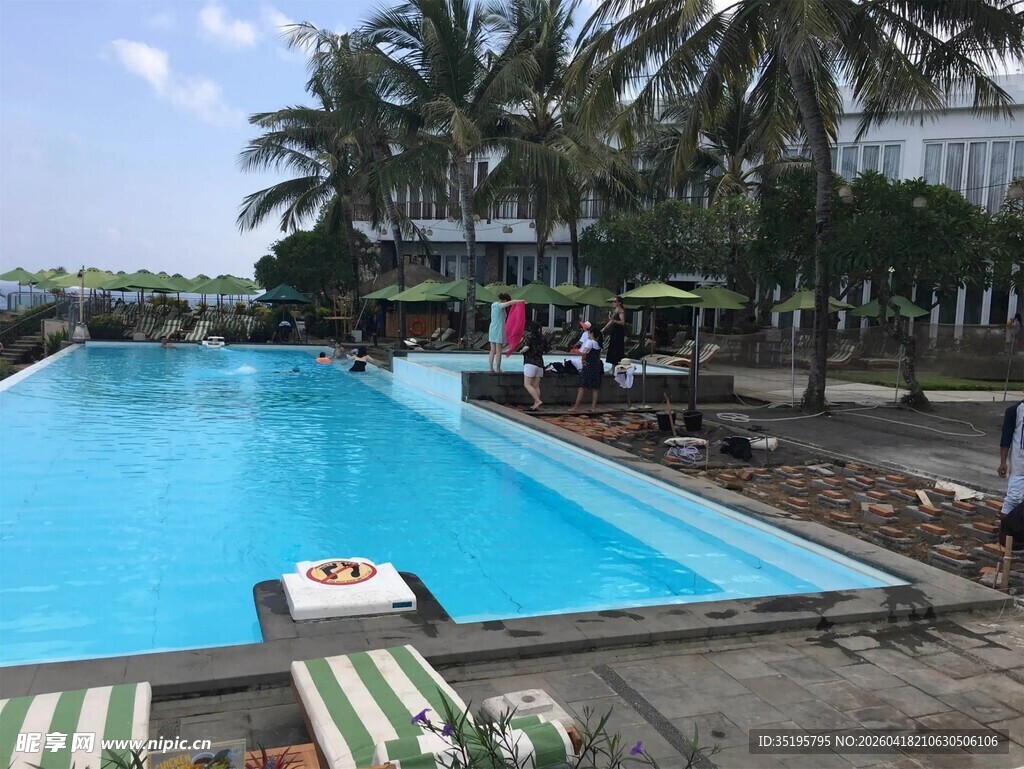 户外休闲泳池场景