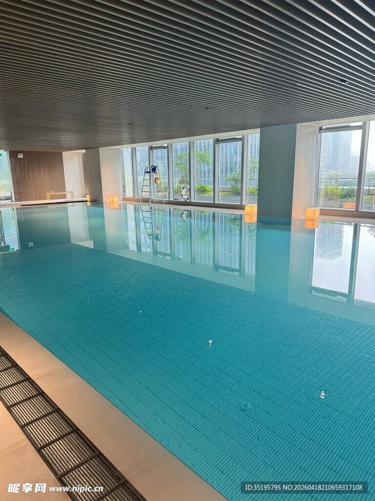 室内明亮清澈的宽敞游泳池