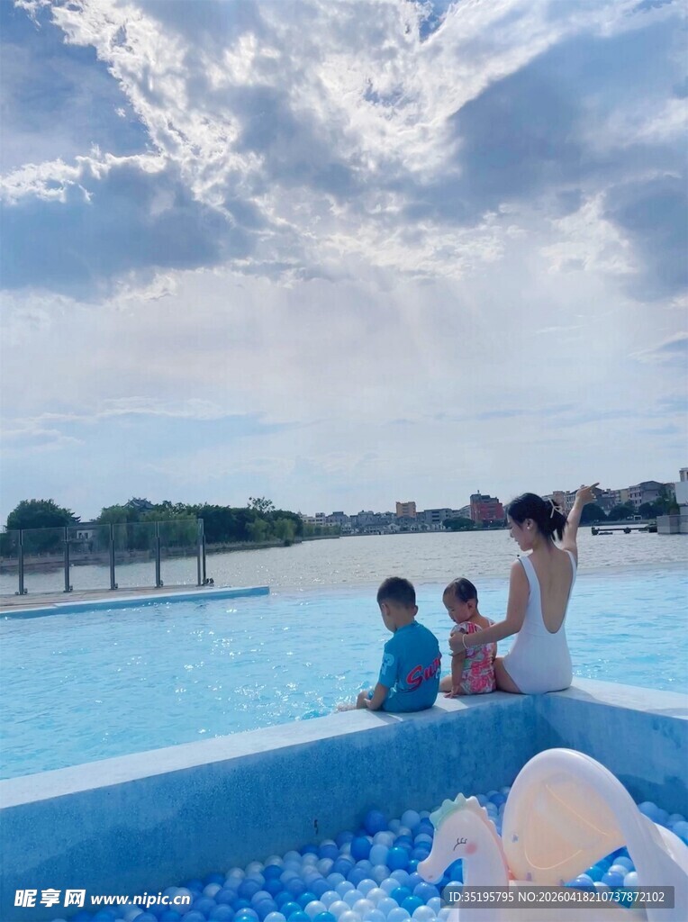 泳池中亲子欢乐美好瞬间