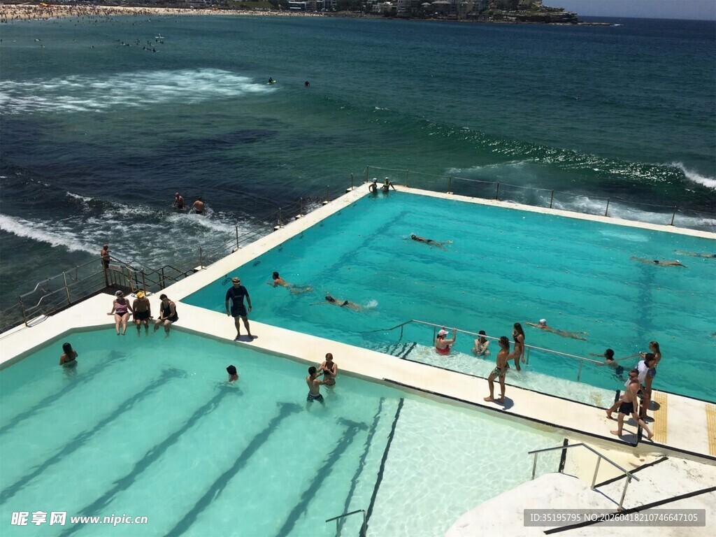 海边泳池的欢乐夏日时刻