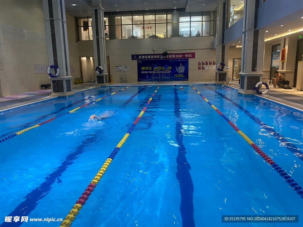 室内清澈的蓝色游泳池