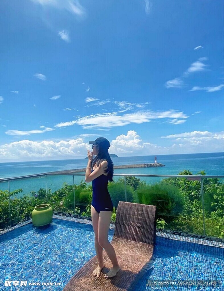 女子于泳池畔眺望美丽海景