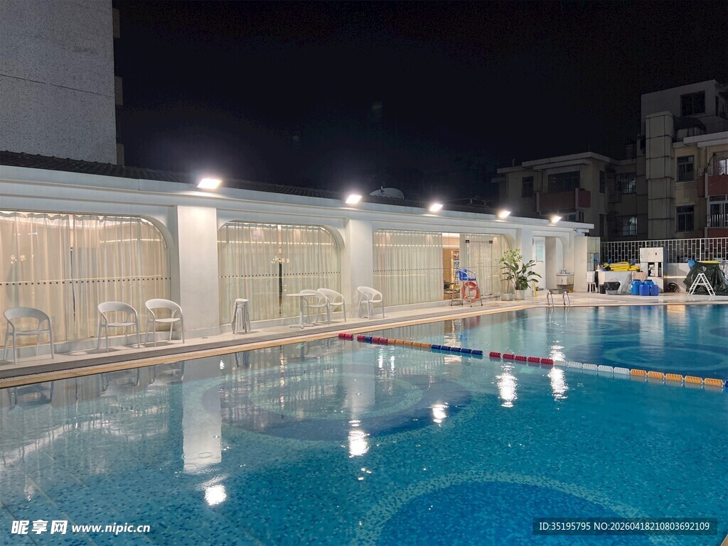 夜晚泳池美景