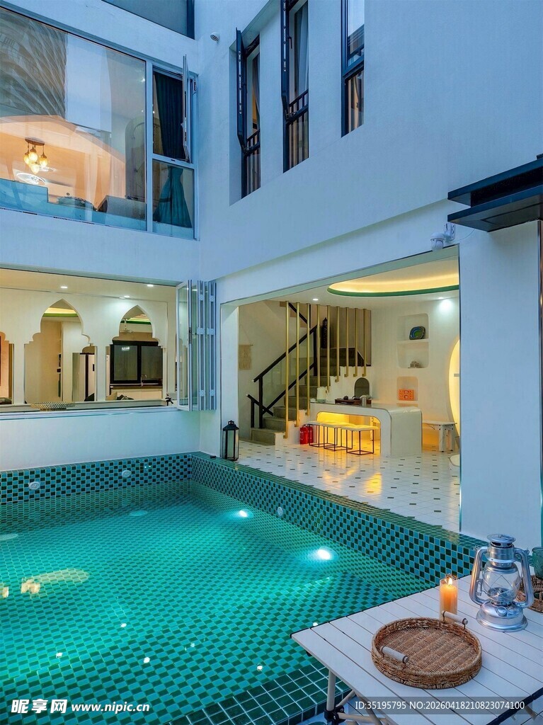 现代别墅内的精美泳池空间