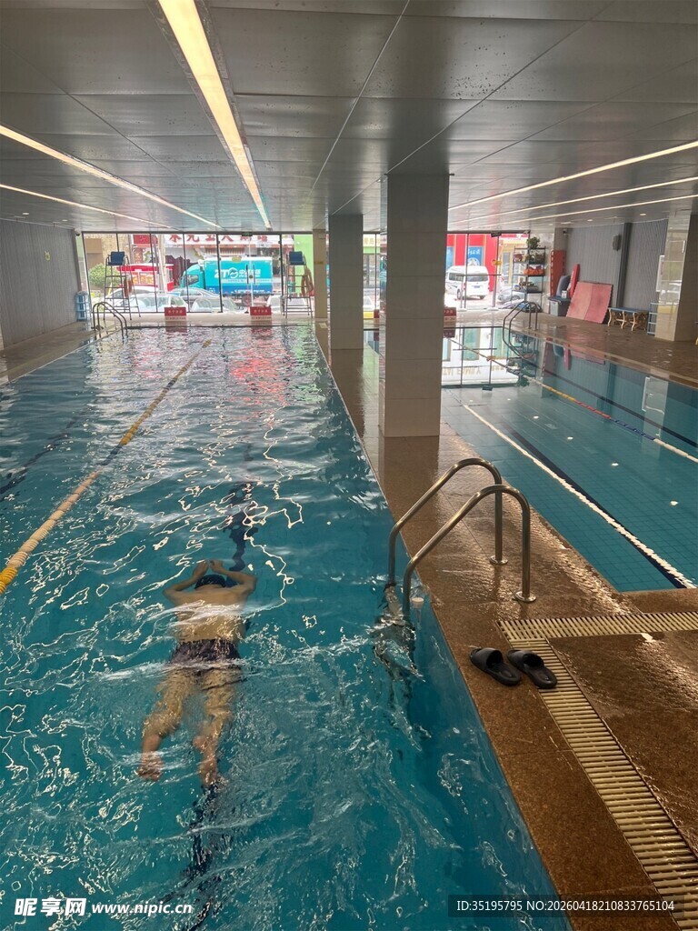 室内泳池中游泳者的身影