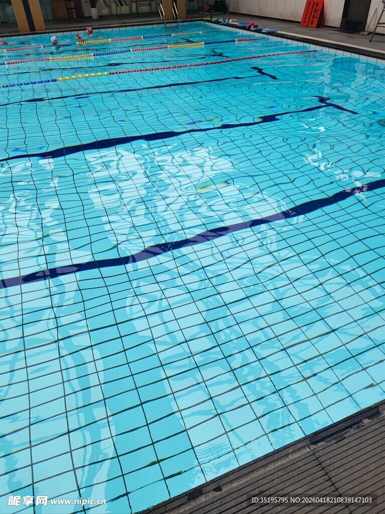 室内蓝色瓷砖游泳池