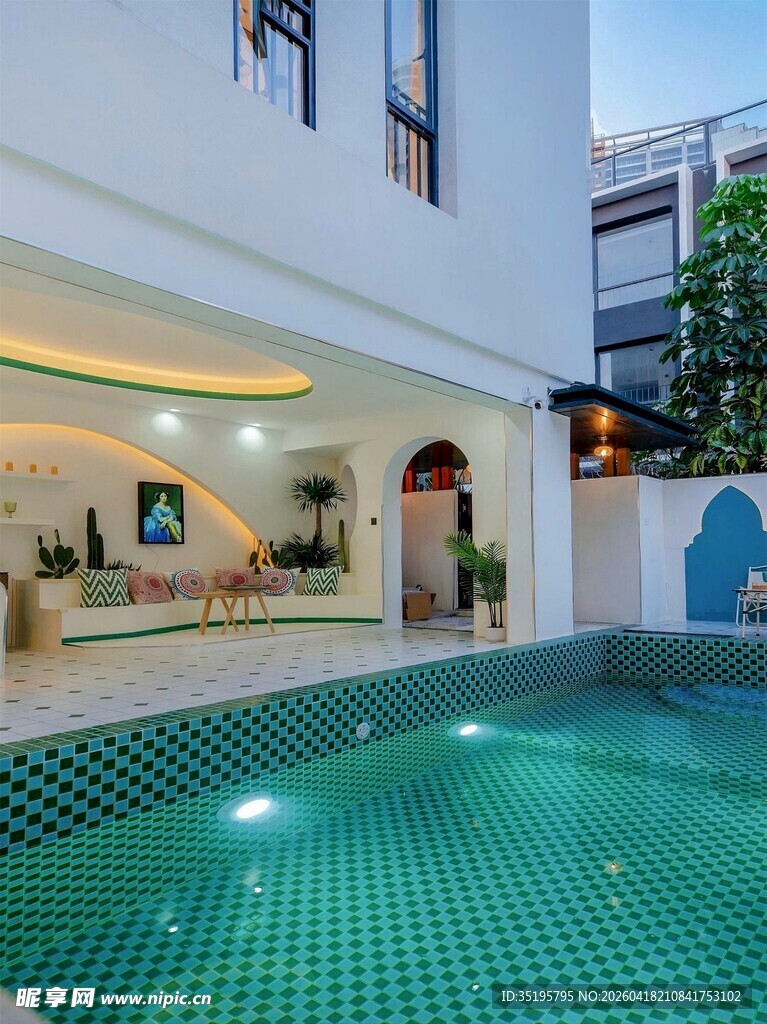 现代风格庭院中的清新泳池