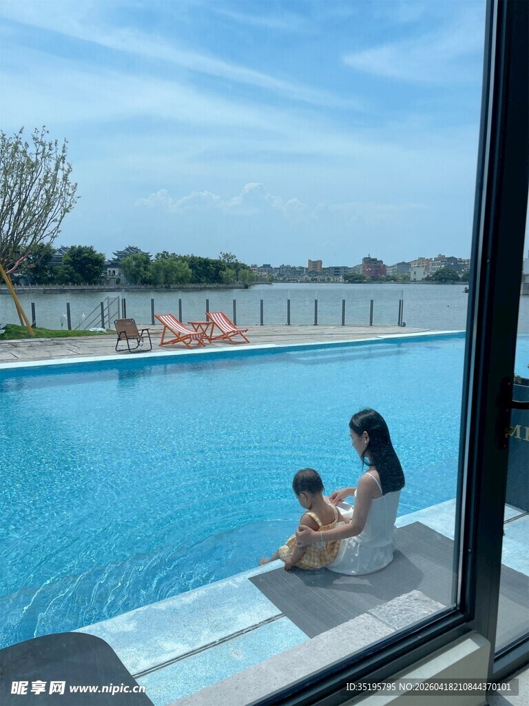母子泳池边温馨一刻