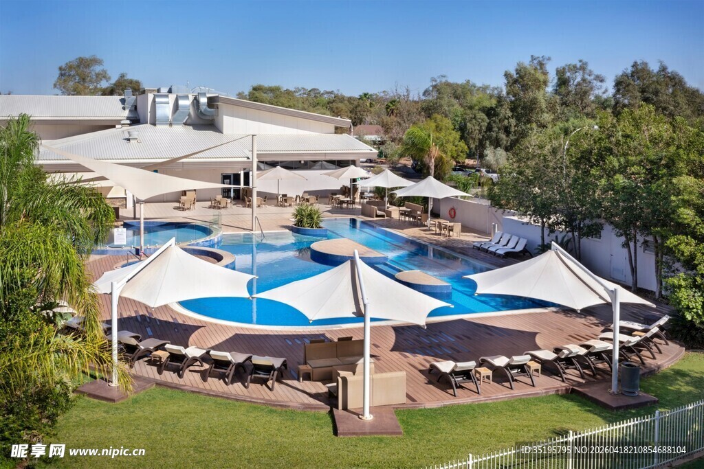 户外泳池休闲区景观