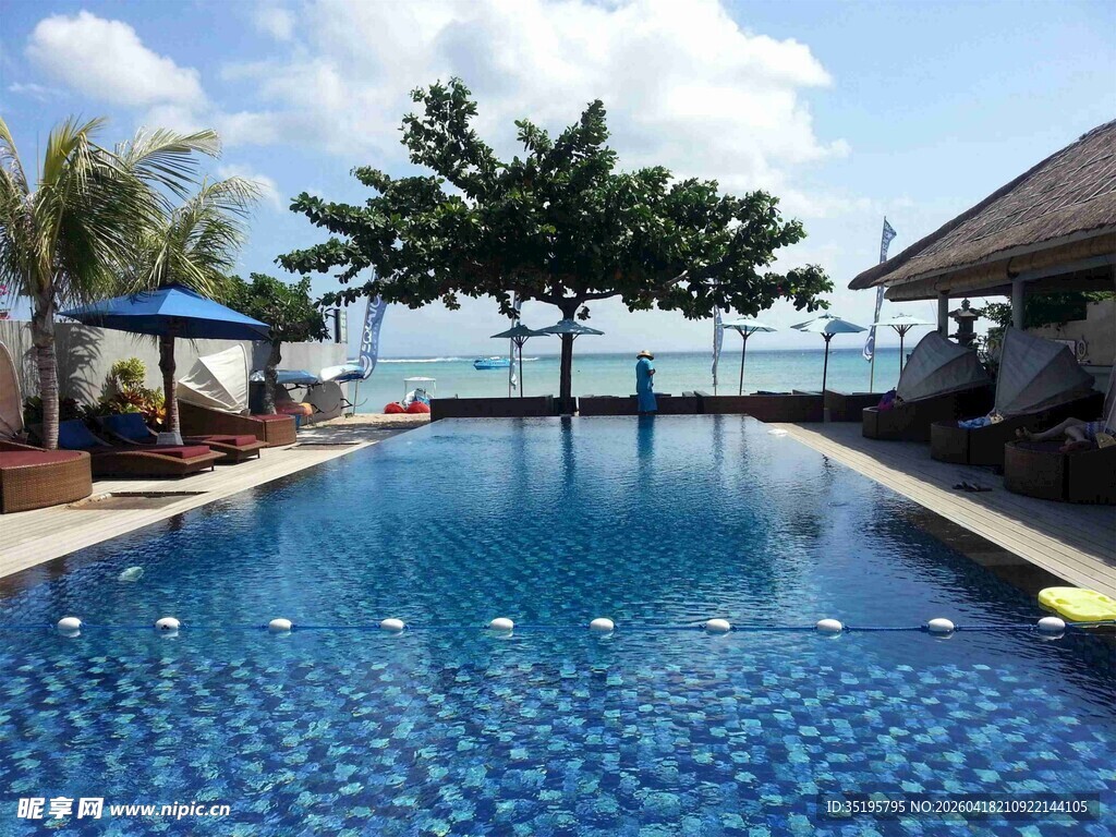 海滨泳池畔的惬意风光