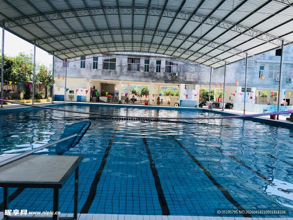 室内游泳池场景