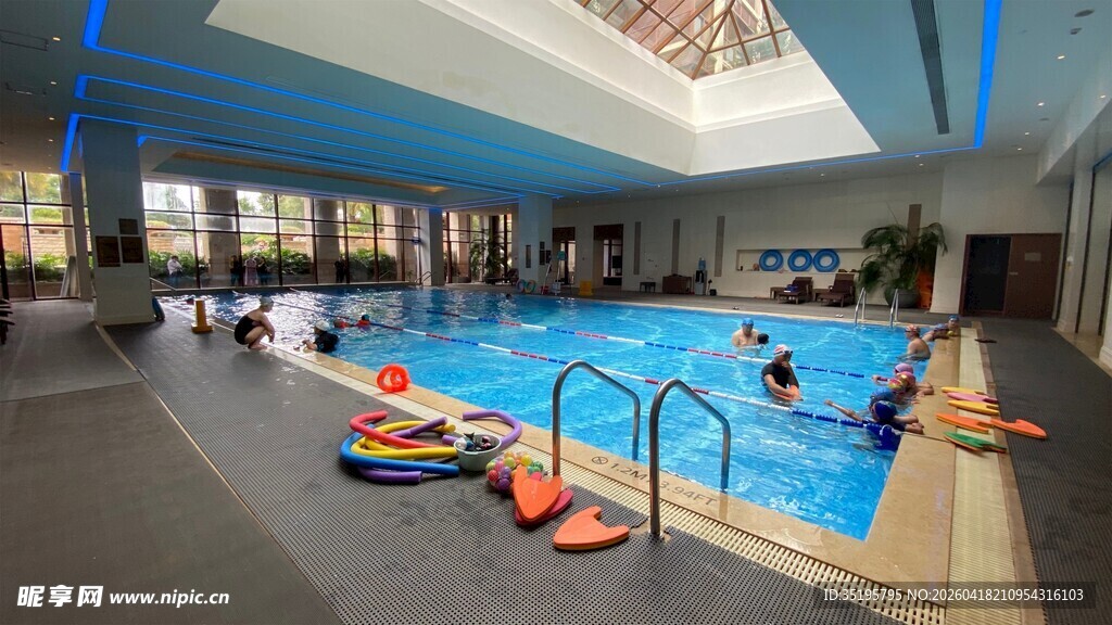 室内泳池场景