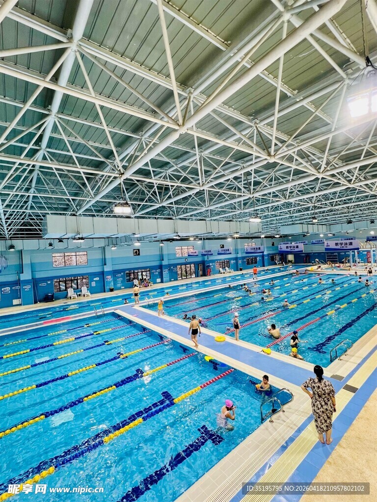 室内游泳馆内的训练场景