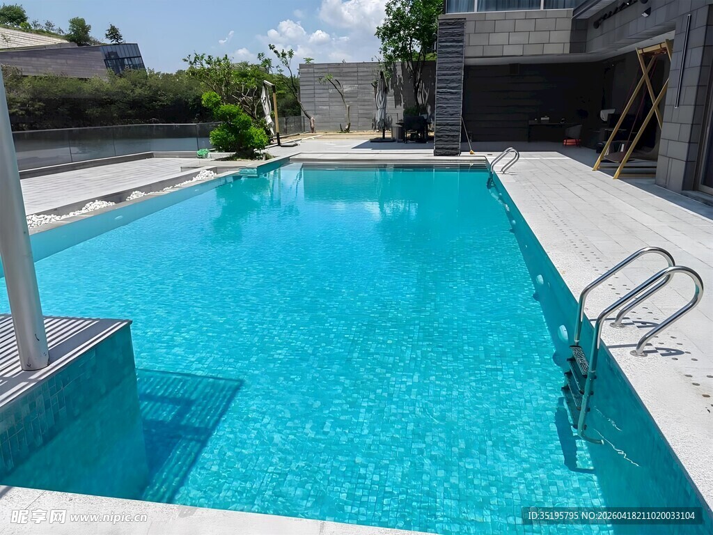 户外清澈蓝色私人游泳池
