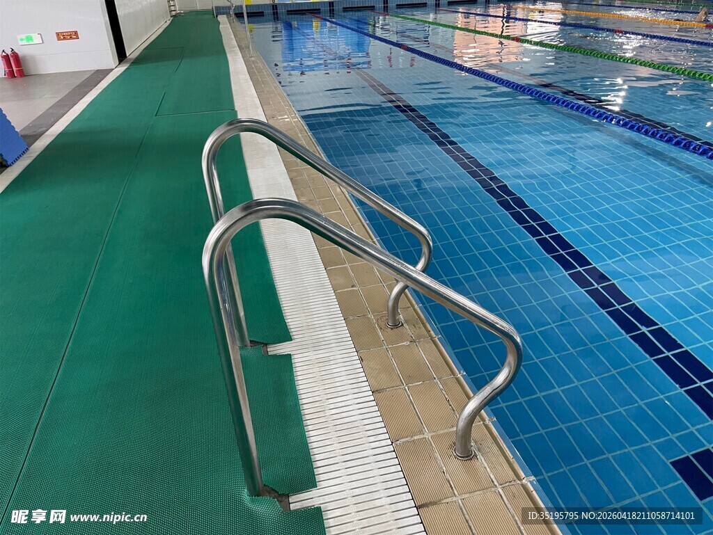 室内泳池扶梯特写