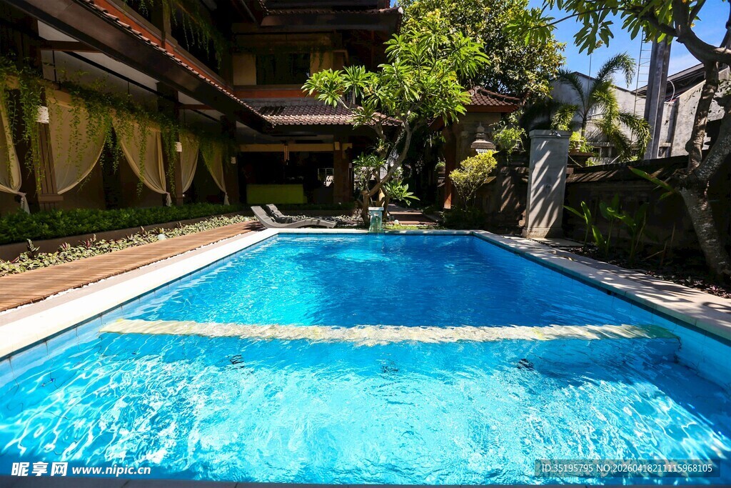 户外庭院中的清澈游泳池