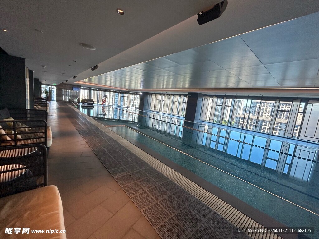 现代风格室内宽敞走廊空间