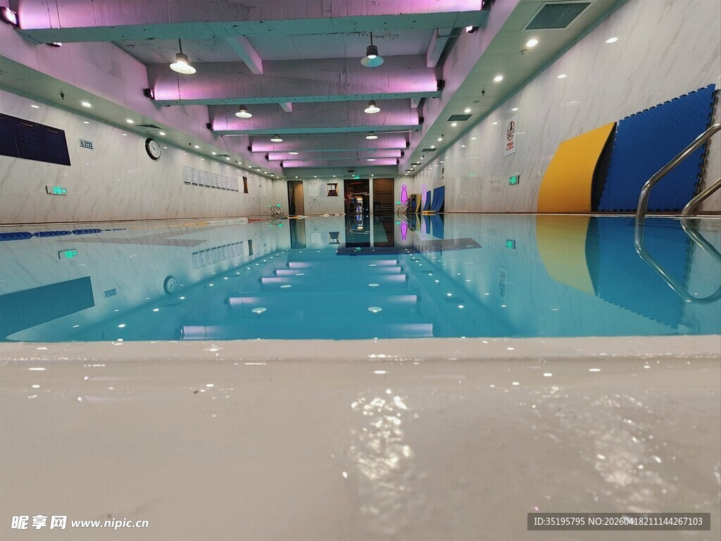 室内现代化标准游泳池