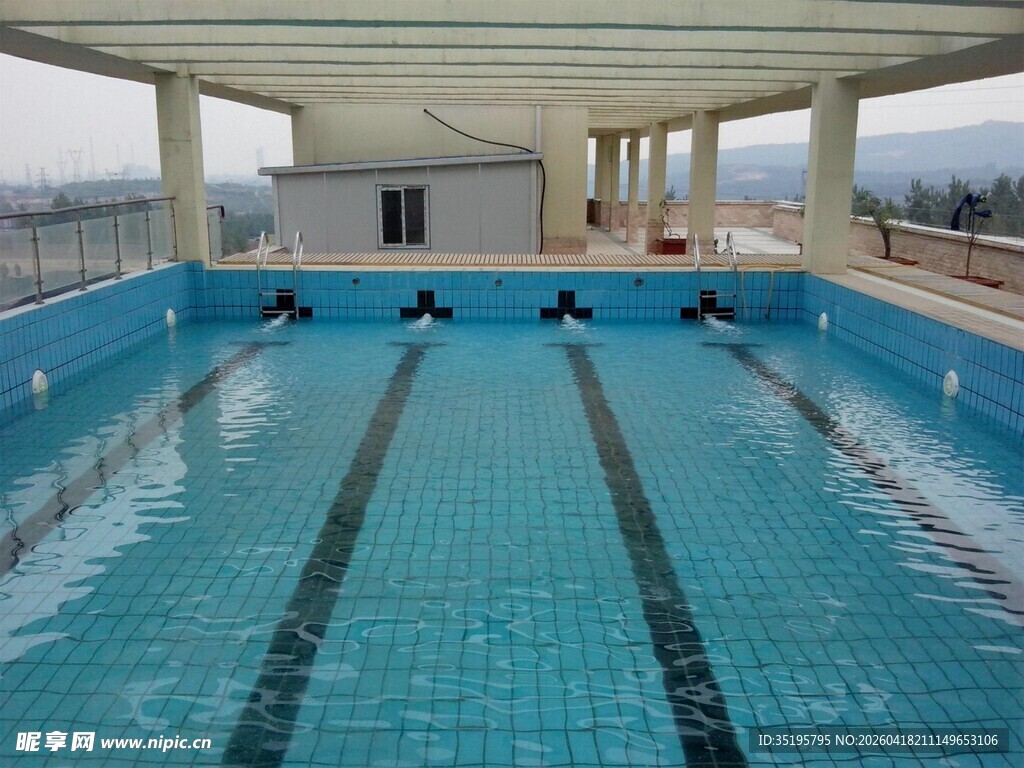 室内空旷的蓝色游泳池