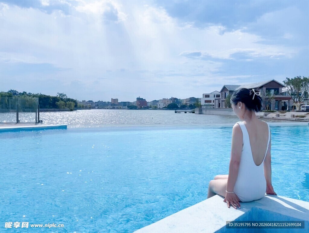 女子坐泳池畔享受悠闲时光
